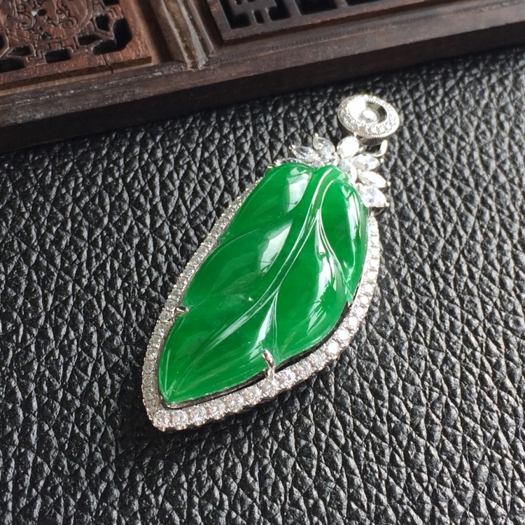 (超值推荐)糯冰种阳绿镶白金钻石金枝玉叶胸坠