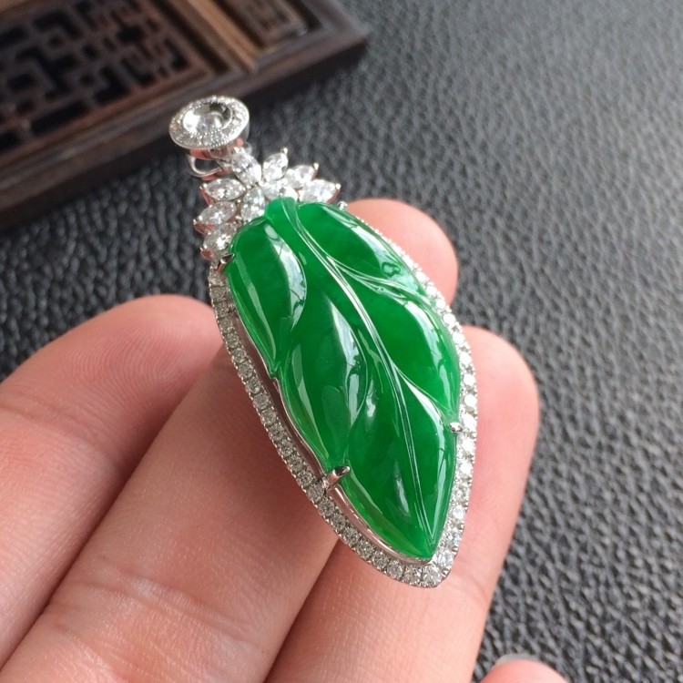 (超值推荐)糯冰种阳绿镶白金钻石金枝玉叶胸坠