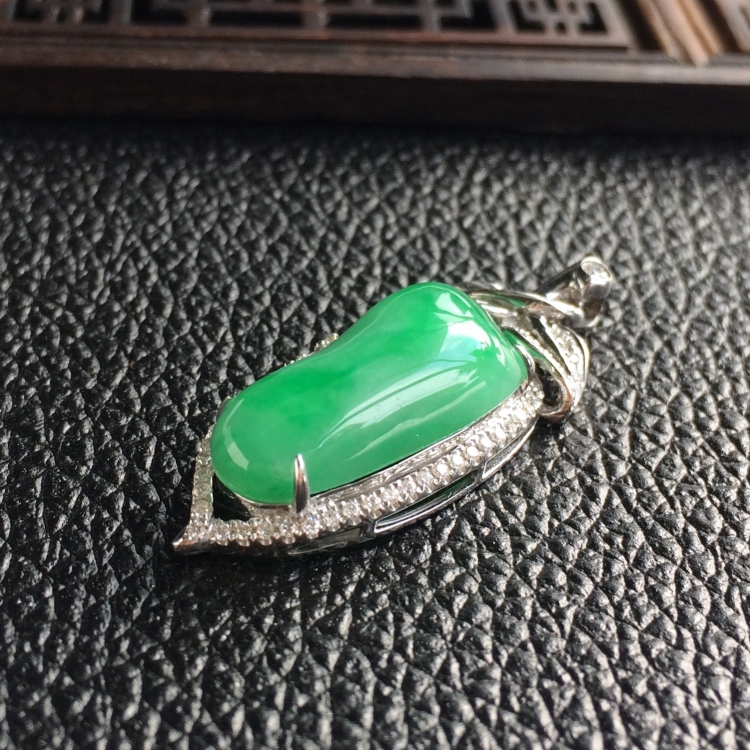(超值推荐)糯冰种飘翠镶白金钻石福瓜胸坠