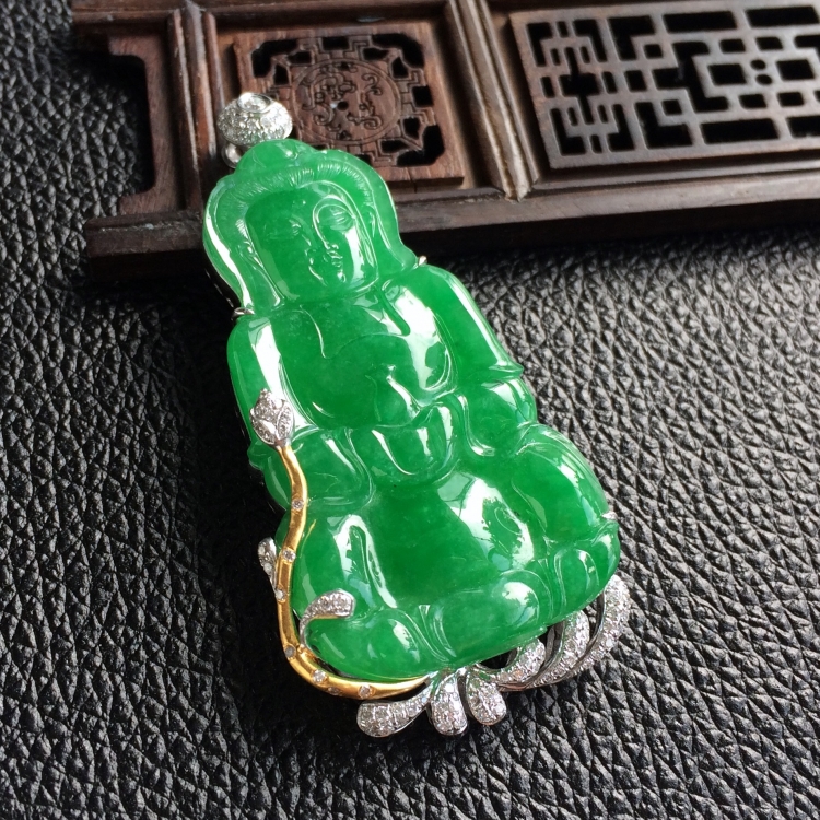 (超值推荐)糯冰种翠绿镶彩金钻石观音胸坠