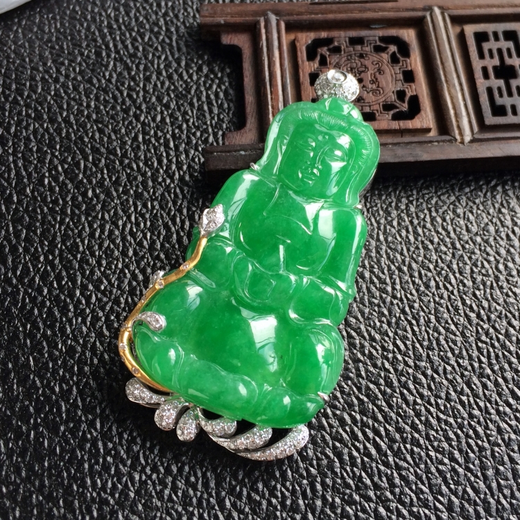 (超值推荐)糯冰种翠绿镶彩金钻石观音胸坠