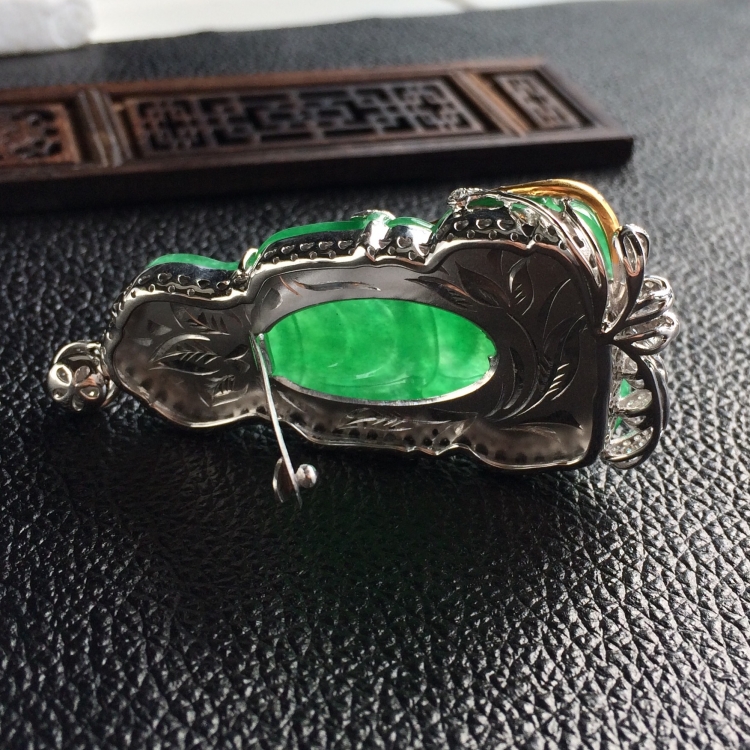 (超值推荐)糯冰种翠绿镶彩金钻石观音胸坠