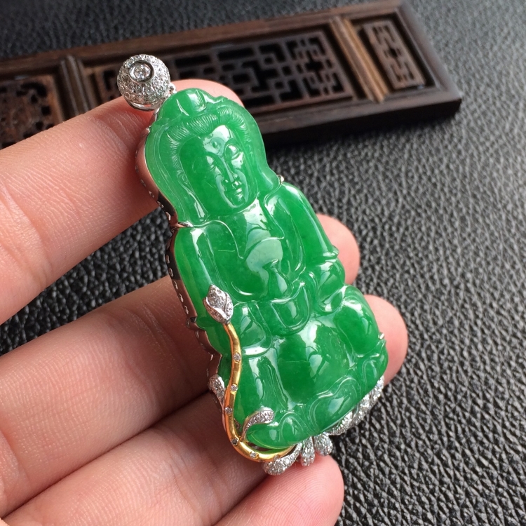 (超值推荐)糯冰种翠绿镶彩金钻石观音胸坠