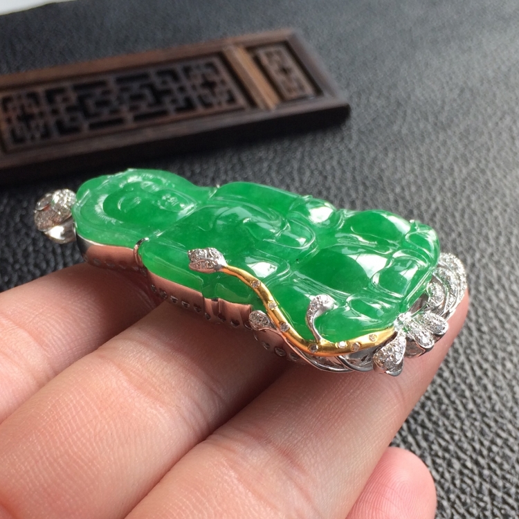 (超值推荐)糯冰种翠绿镶彩金钻石观音胸坠