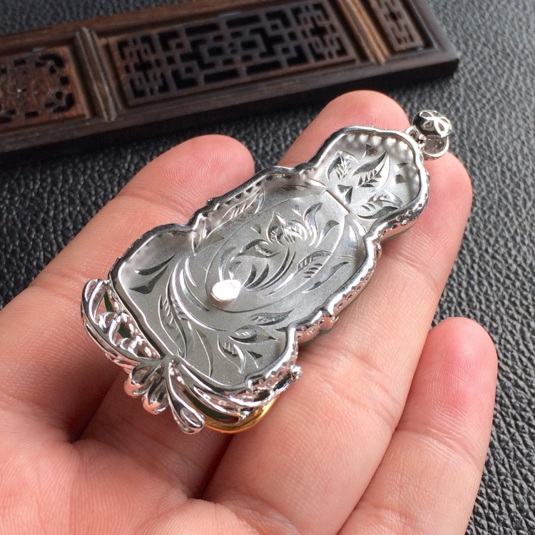 (超值推荐)糯冰种翠绿镶彩金钻石观音胸坠