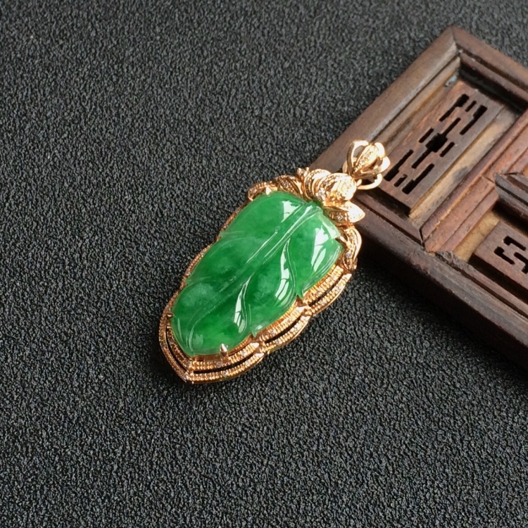 (超值推荐)糯冰种翠色镶玫瑰金钻石金枝玉叶胸坠