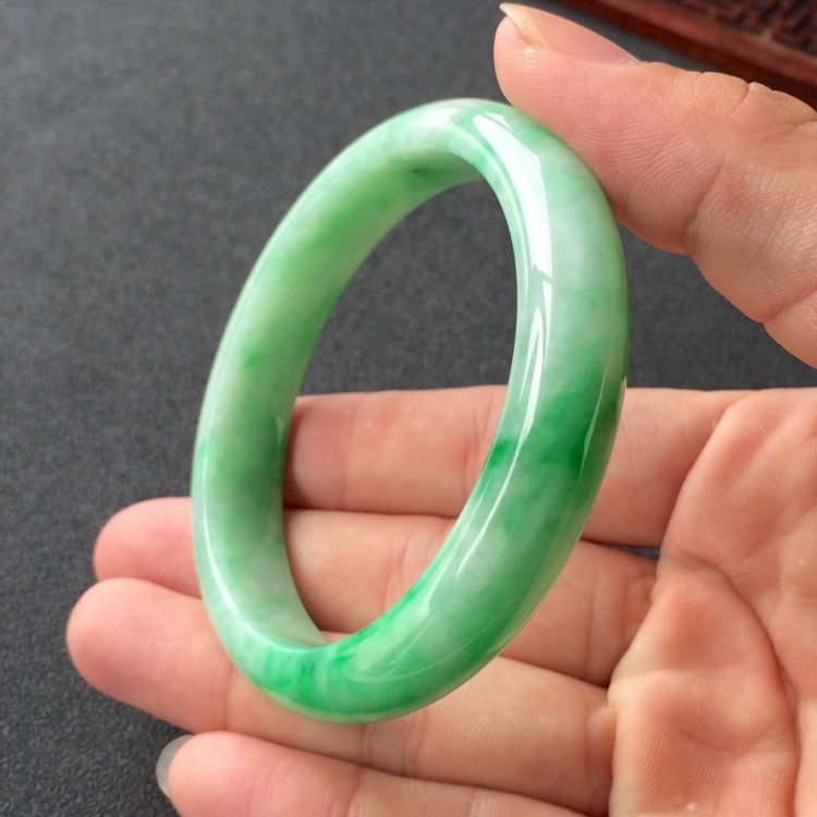 (超值推荐)糯冰种飘翠手镯(57.2mm)