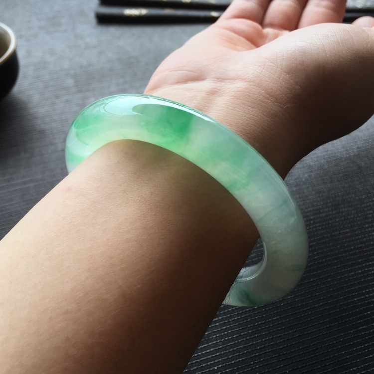 (超值推荐)冰种飘翠圆条手镯(56.8mm)