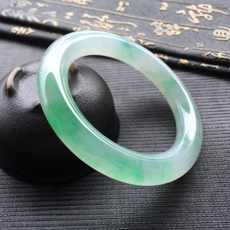 (超值推荐)冰种飘翠圆条手镯(56.8mm)