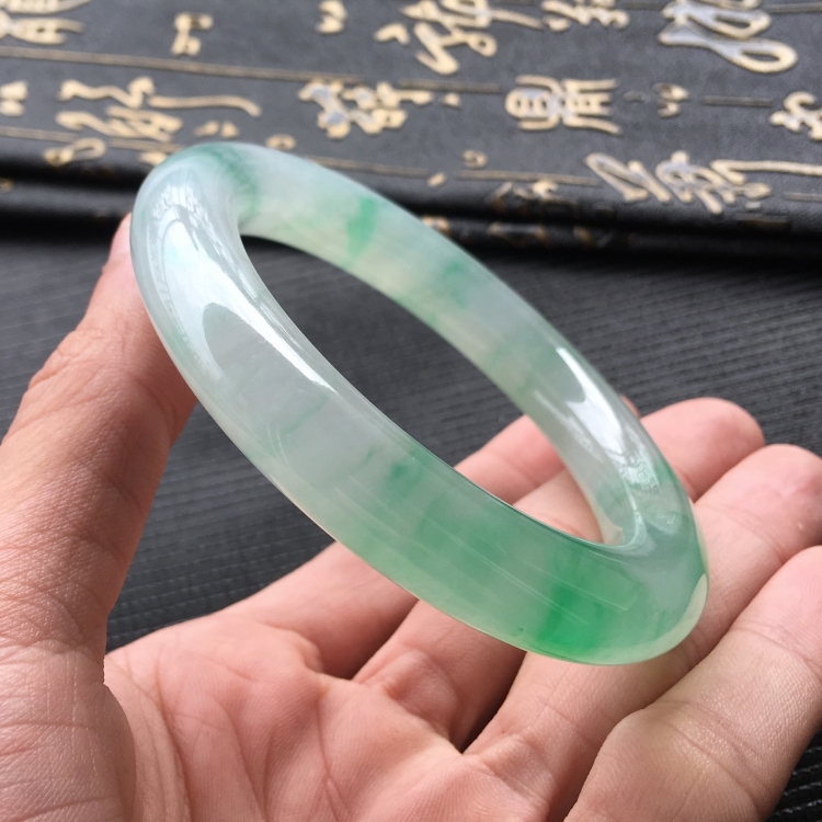(超值推荐)冰种飘翠圆条手镯(56.8mm)