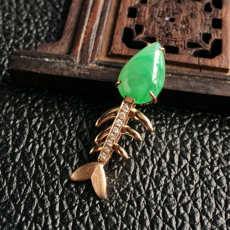 (超值推荐)糯冰种飘翠镶玫瑰金钻石胸坠