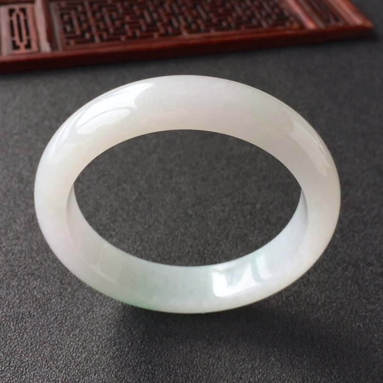 (超值推荐)糯冰种略飘翠手镯(56mm)