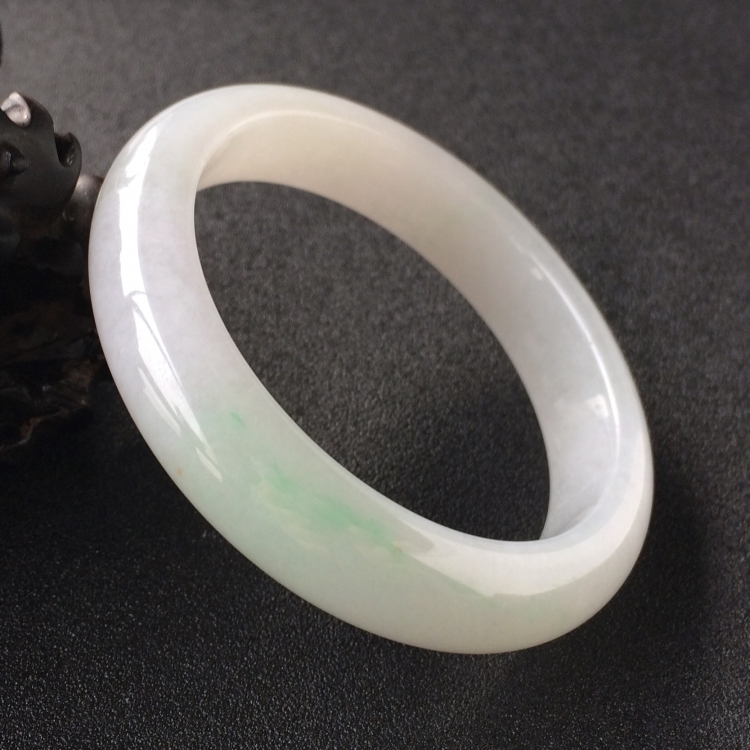 (超值推荐)糯冰种略飘翠手镯(56mm)
