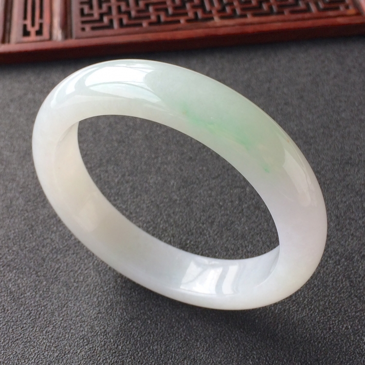 (超值推荐)糯冰种略飘翠手镯(56mm)