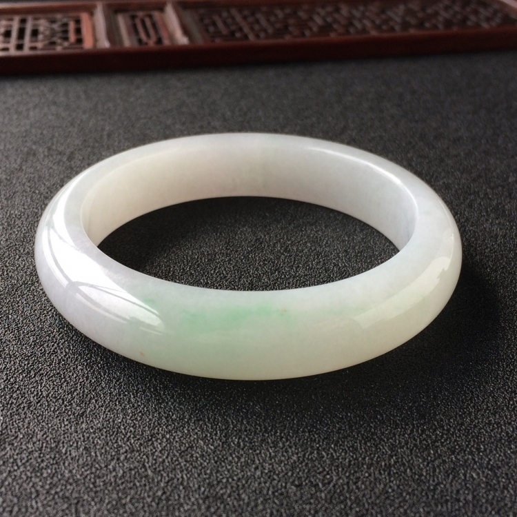 (超值推荐)糯冰种略飘翠手镯(56mm)