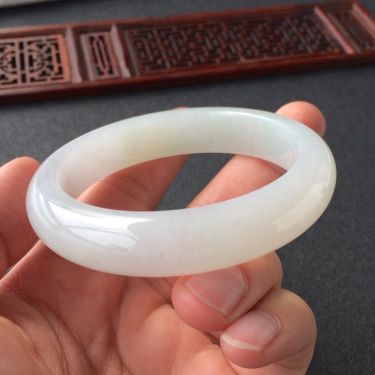 (超值推荐)糯冰种略飘翠手镯(56mm)