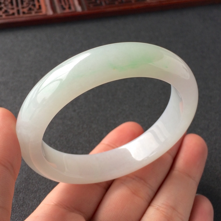 (超值推荐)糯冰种略飘翠手镯(56mm)