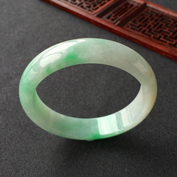 (超值推荐)糯冰种飘翠手镯(58mm)