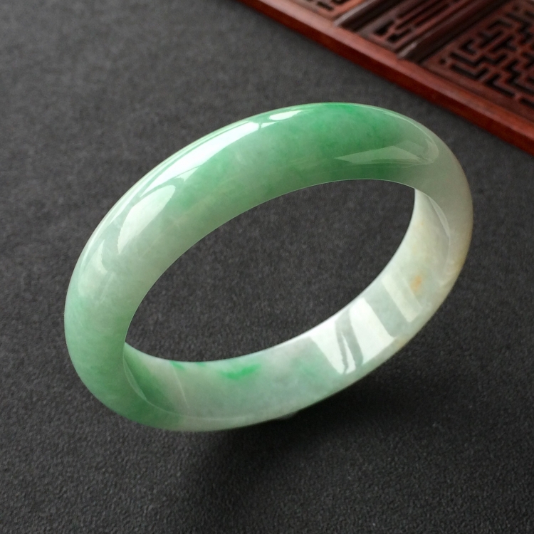 (超值推荐)糯冰种飘翠手镯(58mm)