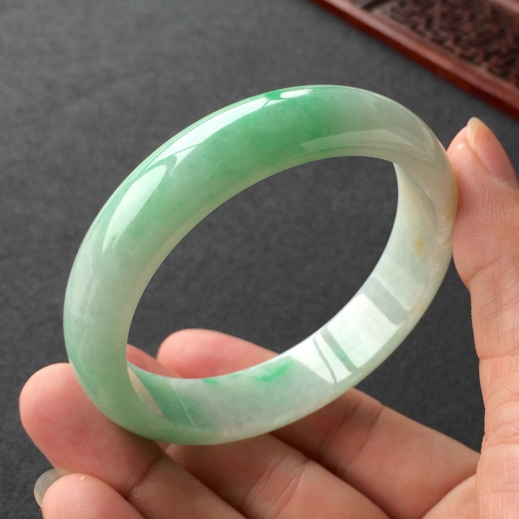 (超值推荐)糯冰种飘翠手镯(58mm)