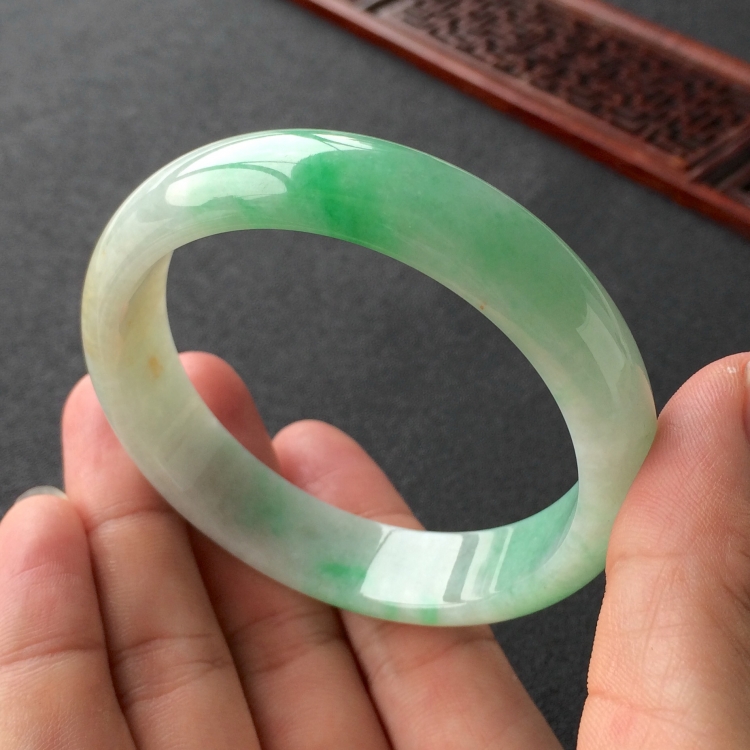 (超值推荐)糯冰种飘翠手镯(58mm)