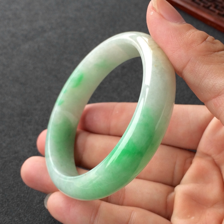 (超值推荐)糯冰种飘翠手镯(58mm)