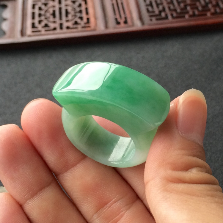 (超值推荐)糯冰种飘花马鞍指环