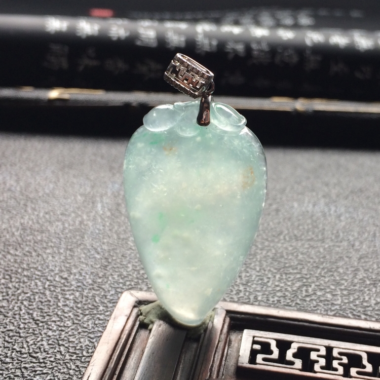（超值推荐）冰种略飘翠福瓜挂件（金扣）