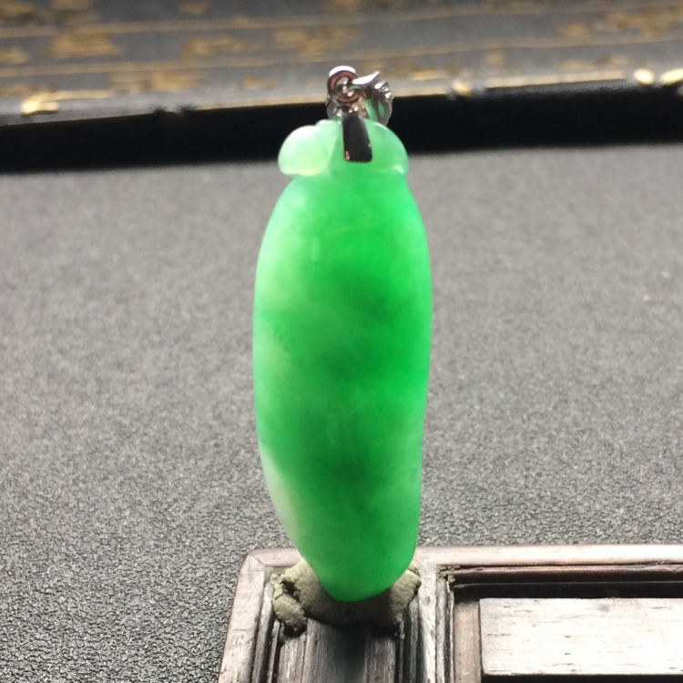 （超值推荐）糯冰种翠色福瓜挂件（金扣）