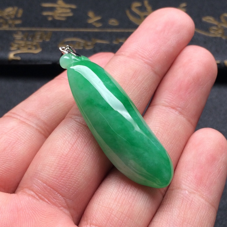 （超值推荐）糯冰种翠色福瓜挂件（金扣）