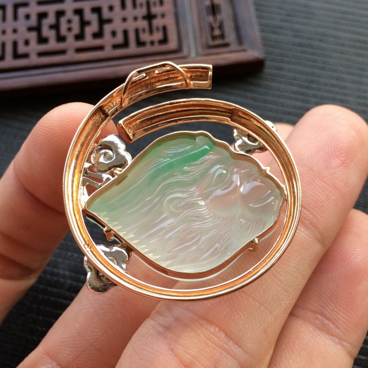(超值推荐)冰种飘翠镶18k白金钻石齐天大圣胸坠