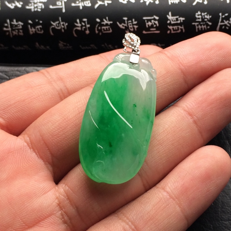（超值推荐）冰种飘翠福瓜挂件（金扣）