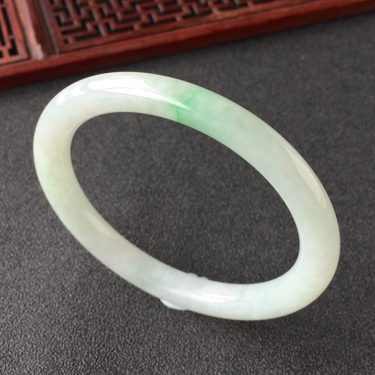 (超值推荐)糯冰种飘翠圆条手镯(52mm)