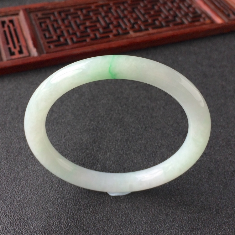 (超值推荐)糯冰种飘翠圆条手镯(52mm)