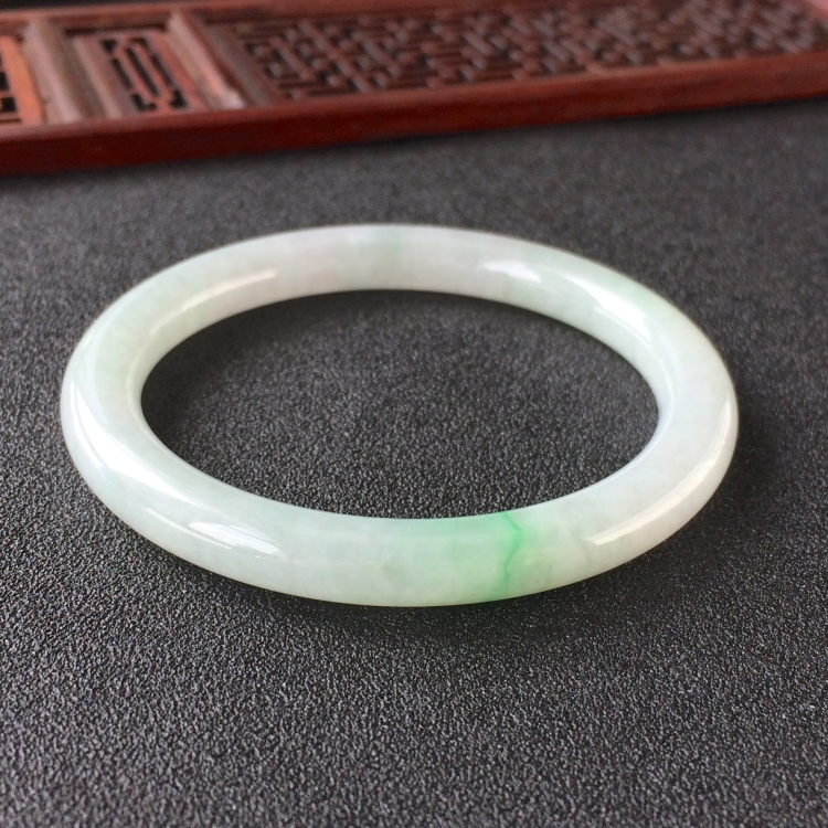 (超值推荐)糯冰种飘翠圆条手镯(52mm)