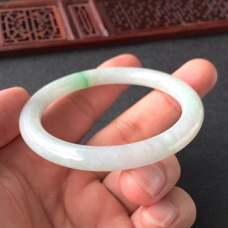 (超值推荐)糯冰种飘翠圆条手镯(52mm)