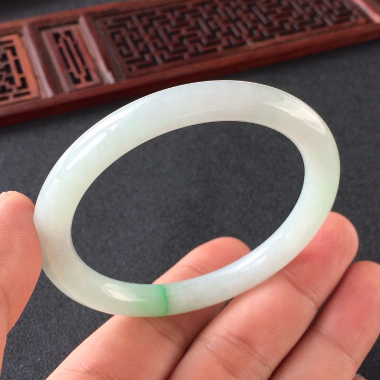 (超值推荐)糯冰种飘翠圆条手镯(52mm)