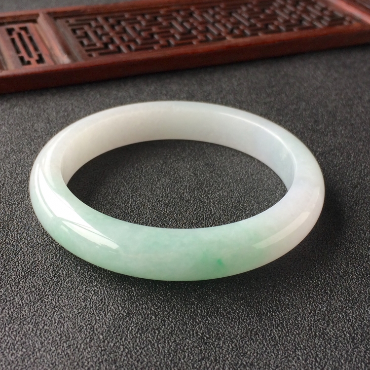 (超值推荐)糯冰种略飘翠手镯(55mm)