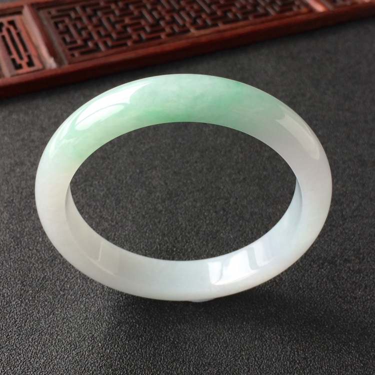 (超值推荐)糯冰种略飘翠手镯(55mm)