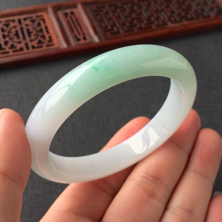 (超值推荐)糯冰种略飘翠手镯(55mm)