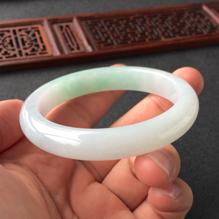 (超值推荐)糯冰种略飘翠手镯(55mm)