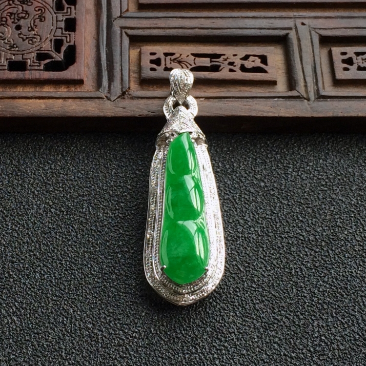 (超值推荐)糯冰种阳绿镶白金钻石福豆胸坠