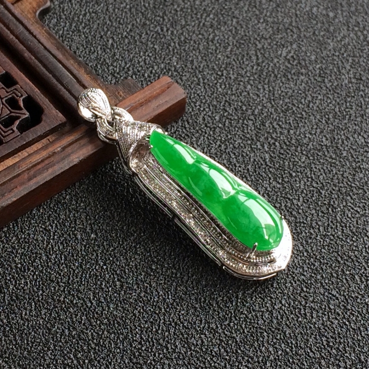 (超值推荐)糯冰种阳绿镶白金钻石福豆胸坠