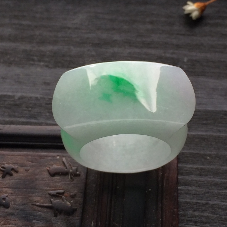 （超值推荐）糯冰种飘翠马鞍扳指