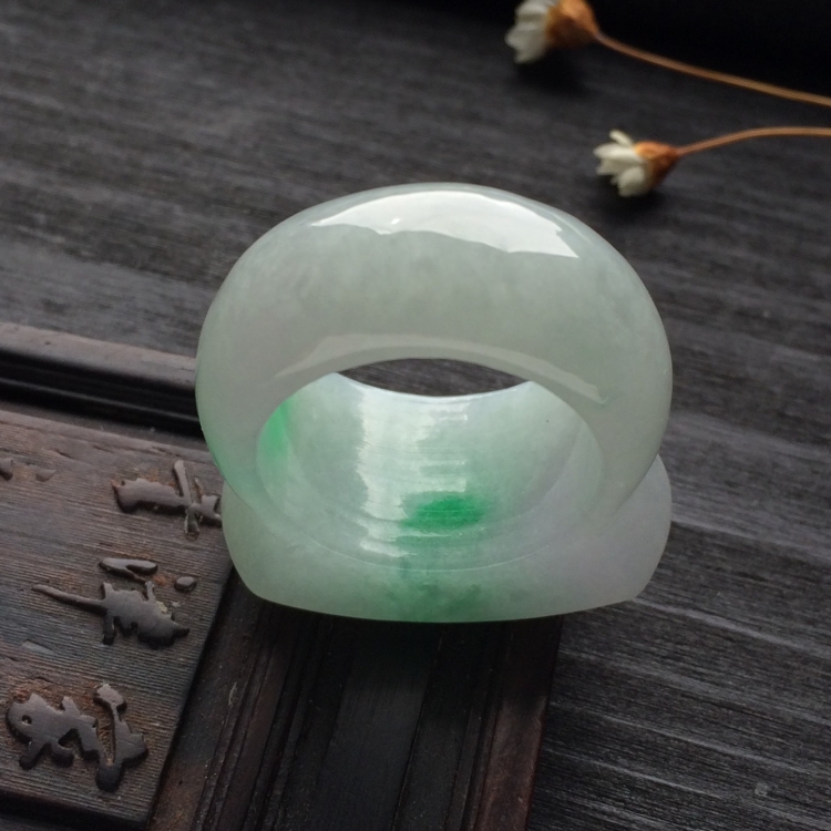 （超值推荐）糯冰种飘翠马鞍扳指