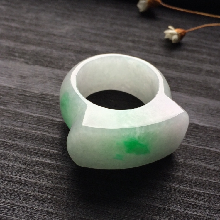（超值推荐）糯冰种飘翠马鞍扳指