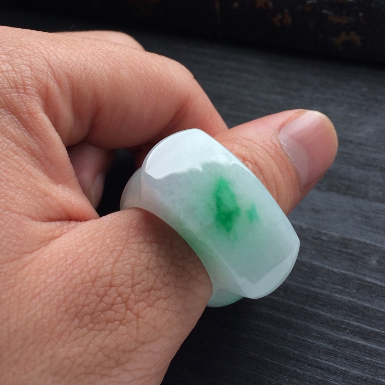 （超值推荐）糯冰种飘翠马鞍扳指