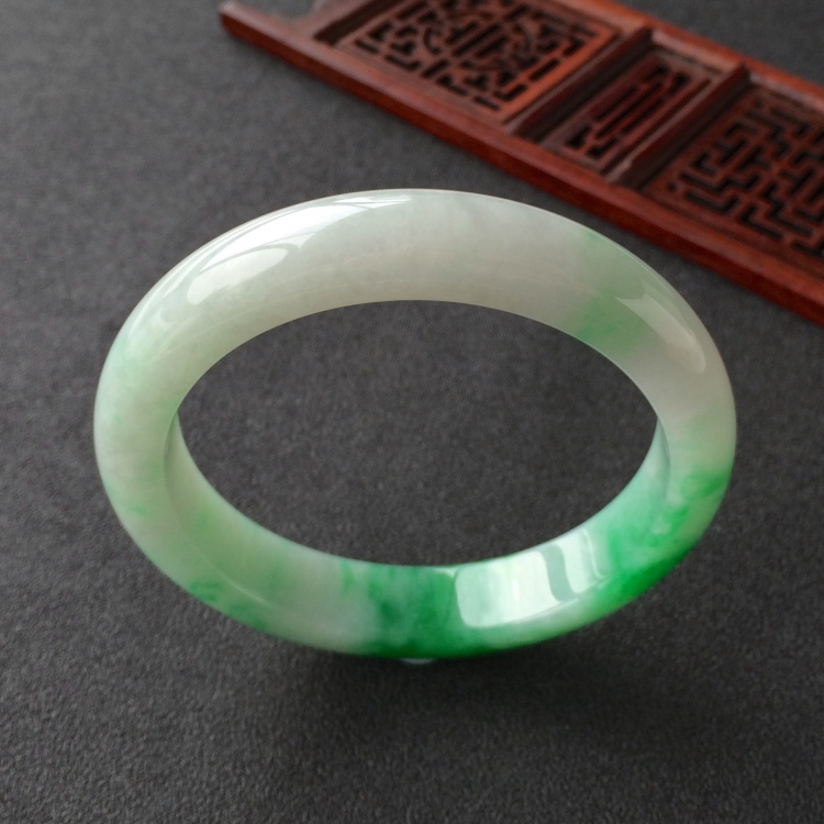 (超值推荐)糯冰种飘翠手镯(58mm)