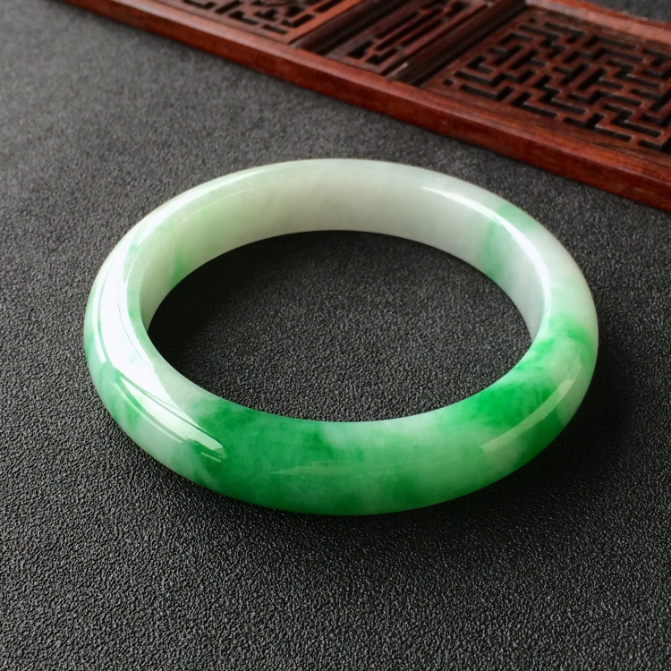 (超值推荐)糯冰种飘翠手镯(58mm)