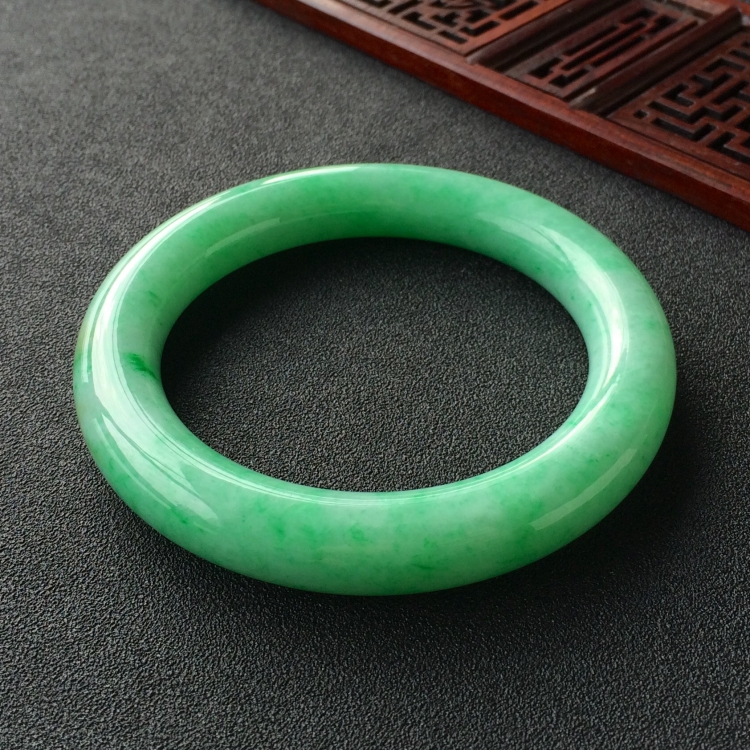 (超值推荐)糯冰种飘翠圆条手镯(58mm)